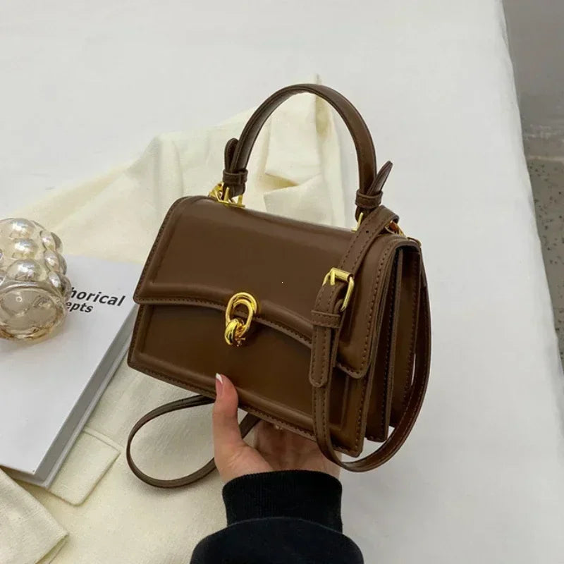 Bolso Aura Vintage-Inspirado en la elegancia clásica, este bolso aporta un toque refinado y femenino a cualquier ocasión. Ideal para quienes aman el estilo atemporal.
