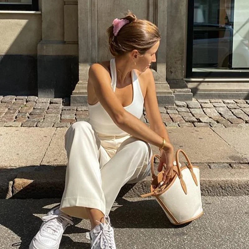 Luna Aura Crop — Top corto de cuello halter con acabado elegante y ajuste favorecedor, ideal para destacar en cualquier ocasión