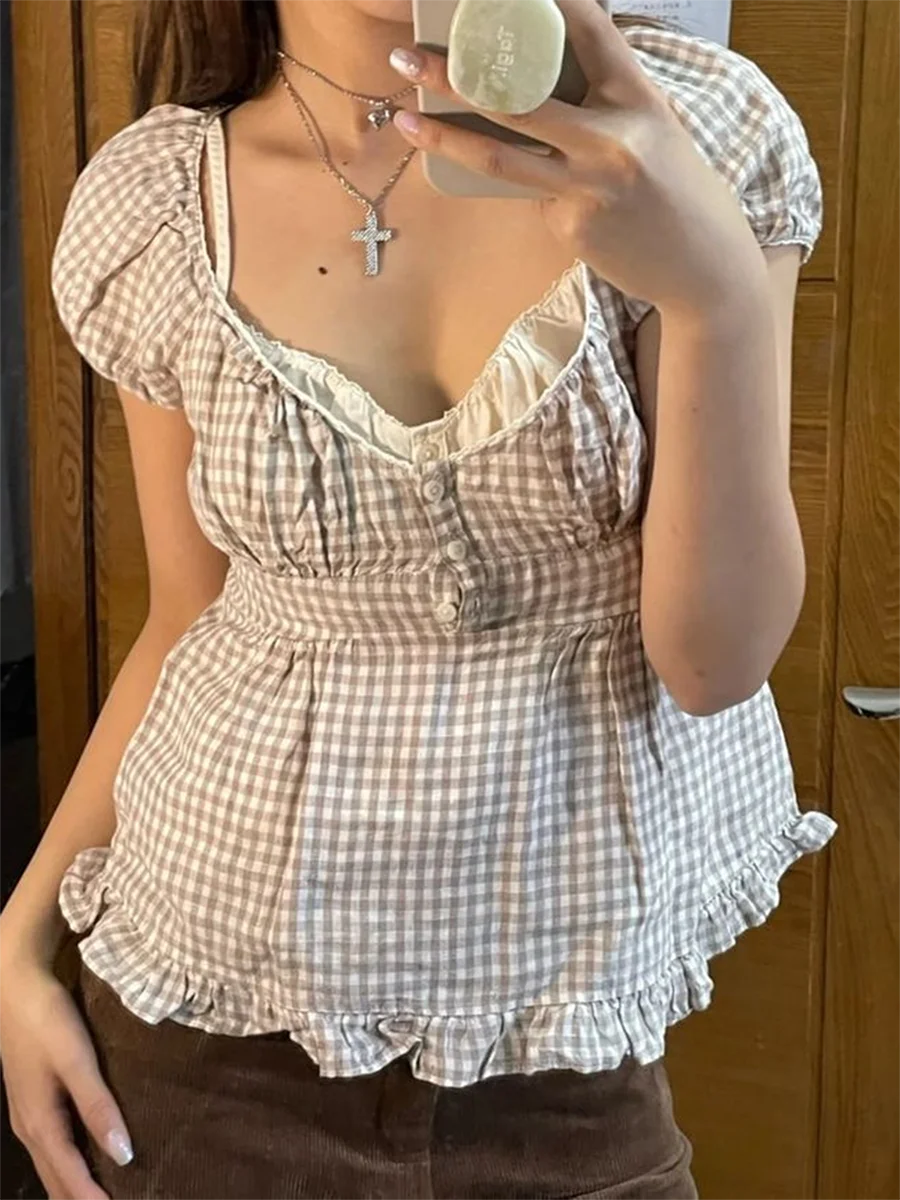 Rosélia Lace Bloom — Top corto elegante con acabado romántico, ideal para combinar con jeans, faldas o pantalones cargo