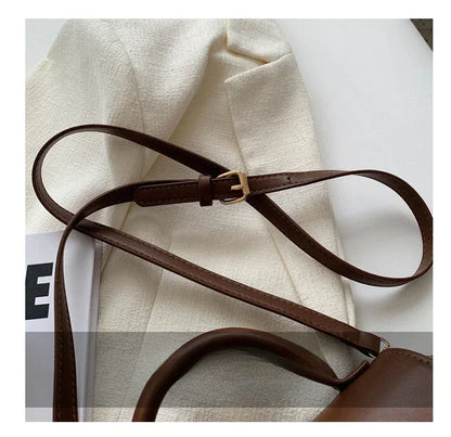 Bolso Aura Vintage-Inspirado en la elegancia clásica, este bolso aporta un toque refinado y femenino a cualquier ocasión. Ideal para quienes aman el estilo atemporal.