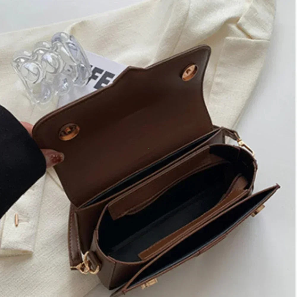 Bolso Aura Vintage-Inspirado en la elegancia clásica, este bolso aporta un toque refinado y femenino a cualquier ocasión. Ideal para quienes aman el estilo atemporal.