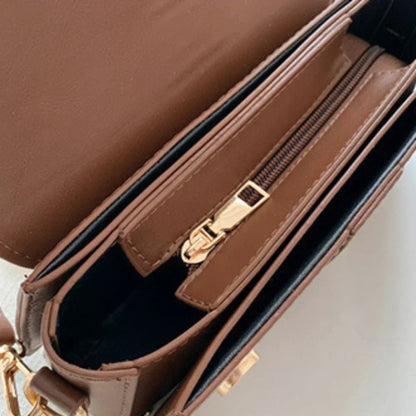 Bolso Aura Vintage-Inspirado en la elegancia clásica, este bolso aporta un toque refinado y femenino a cualquier ocasión. Ideal para quienes aman el estilo atemporal.