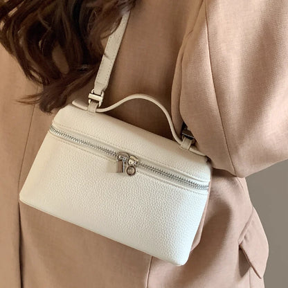 Lychelle Mini Luxe Bag — Bolso mini tipo “lunch box” con textura de grano lichi, diseño elegante y moderno, ideal para looks sofisticados y uso diario