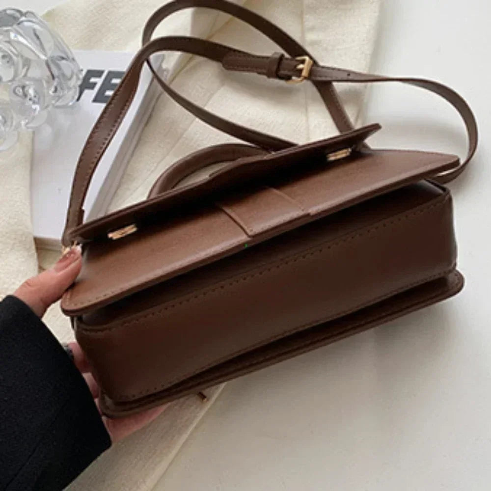 Bolso Aura Vintage-Inspirado en la elegancia clásica, este bolso aporta un toque refinado y femenino a cualquier ocasión. Ideal para quienes aman el estilo atemporal.