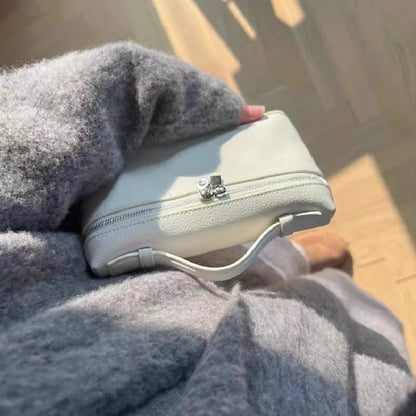 Lychelle Mini Luxe Bag — Bolso mini tipo “lunch box” con textura de grano lichi, diseño elegante y moderno, ideal para looks sofisticados y uso diario