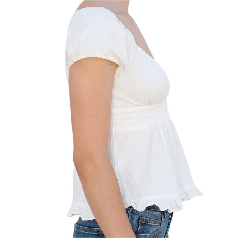 Rosélia Lace Bloom — Top corto elegante con acabado romántico, ideal para combinar con jeans, faldas o pantalones cargo