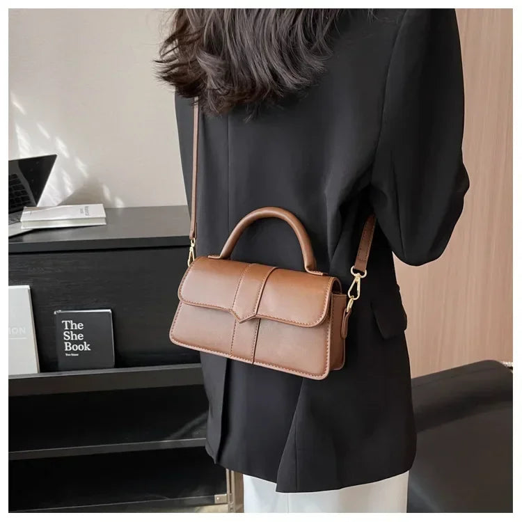 Bolso Aura Vintage-Inspirado en la elegancia clásica, este bolso aporta un toque refinado y femenino a cualquier ocasión. Ideal para quienes aman el estilo atemporal.