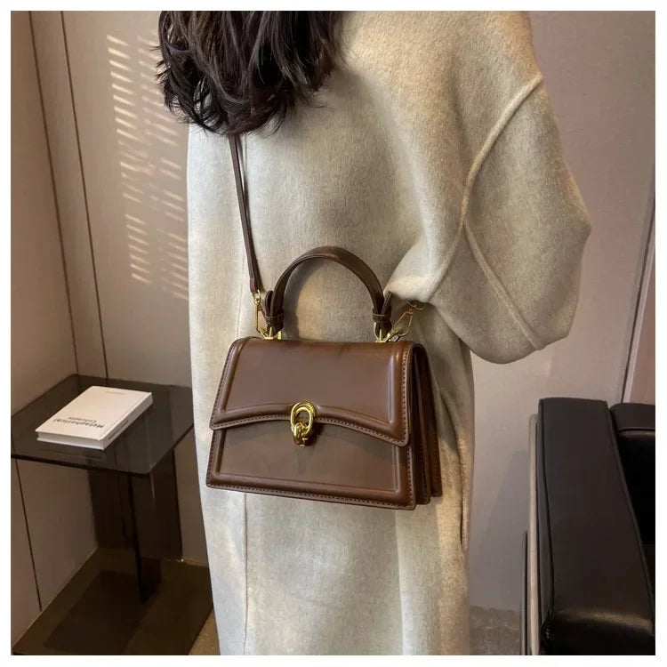 Bolso Aura Vintage-Inspirado en la elegancia clásica, este bolso aporta un toque refinado y femenino a cualquier ocasión. Ideal para quienes aman el estilo atemporal.