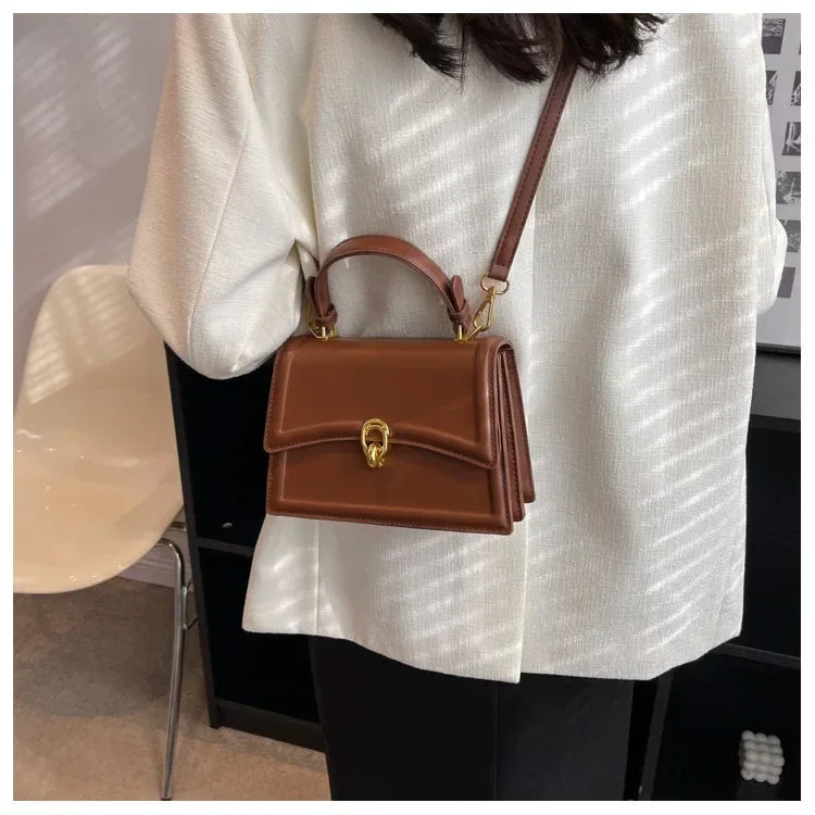 Bolso Aura Vintage-Inspirado en la elegancia clásica, este bolso aporta un toque refinado y femenino a cualquier ocasión. Ideal para quienes aman el estilo atemporal.