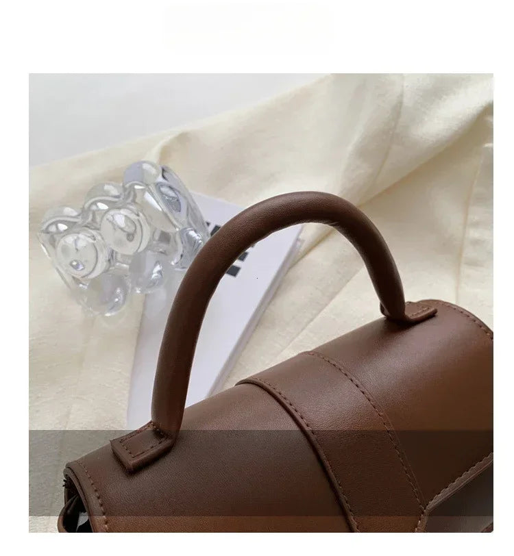 Bolso Aura Vintage-Inspirado en la elegancia clásica, este bolso aporta un toque refinado y femenino a cualquier ocasión. Ideal para quienes aman el estilo atemporal.