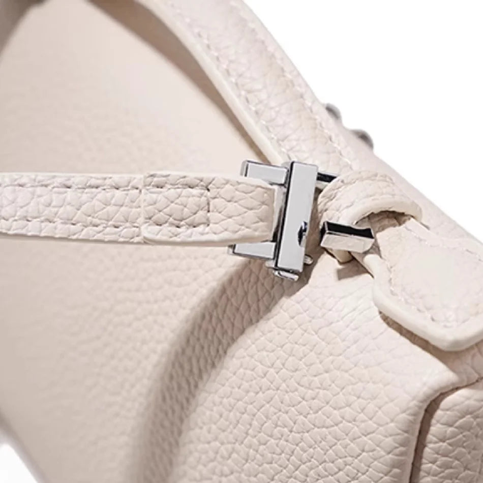 Lychelle Mini Luxe Bag — Bolso mini tipo “lunch box” con textura de grano lichi, diseño elegante y moderno, ideal para looks sofisticados y uso diario