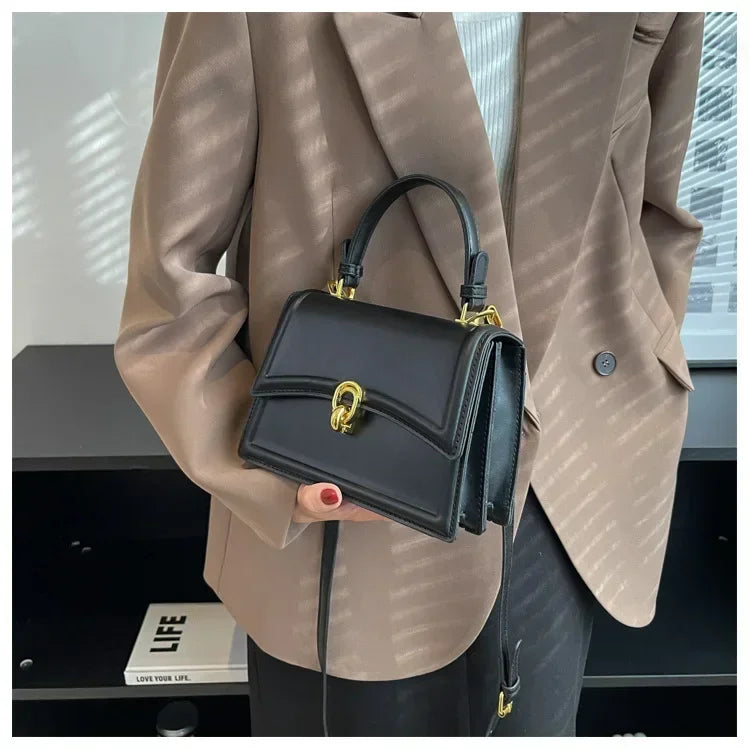 Bolso Aura Vintage-Inspirado en la elegancia clásica, este bolso aporta un toque refinado y femenino a cualquier ocasión. Ideal para quienes aman el estilo atemporal.