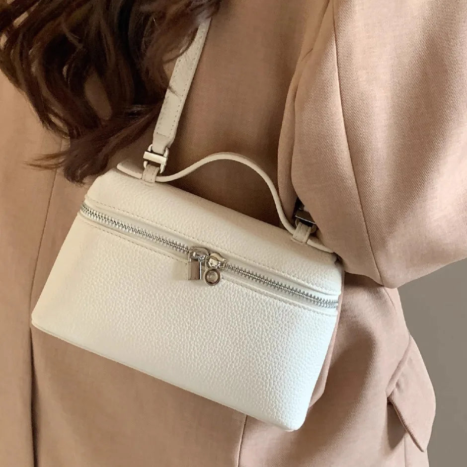 Lychelle Mini Luxe Bag — Bolso mini tipo “lunch box” con textura de grano lichi, diseño elegante y moderno, ideal para looks sofisticados y uso diario